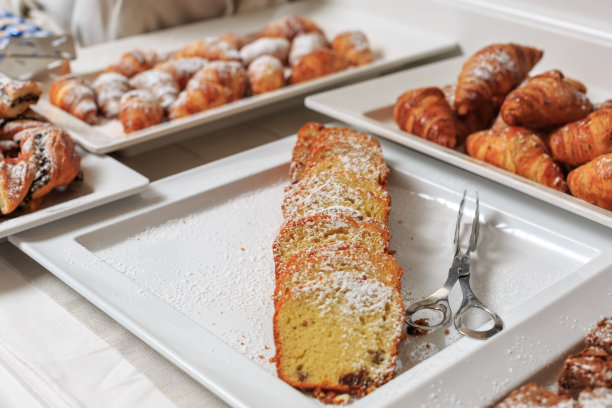 蛋糕和羊角面包国际自助早餐图片下载