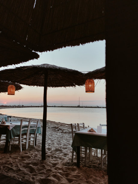 海边的海滩餐桌图片下载