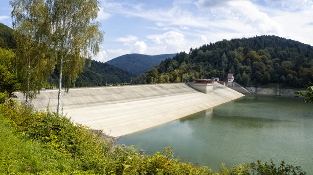 波兰度假——克林姆科夫斯基湖上的一座水电站大坝图片下载