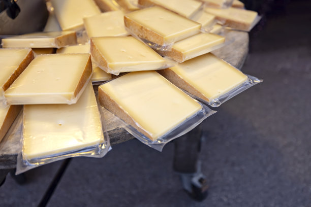 在奥地利萨尔茨堡的露天市场上出售的单个奶酪片图片下载