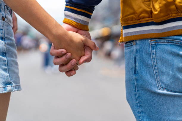 亚洲夫妇在周末街市上散步买东西。图片下载