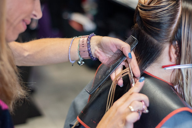 理发师在给女人理发。图片下载