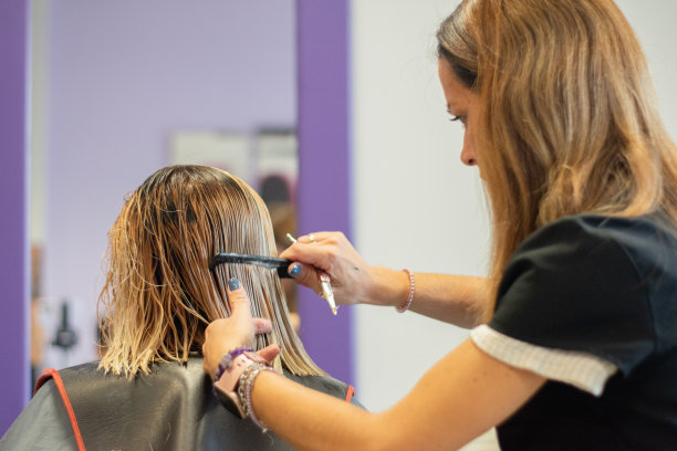 理发师在给女人理发。图片下载
