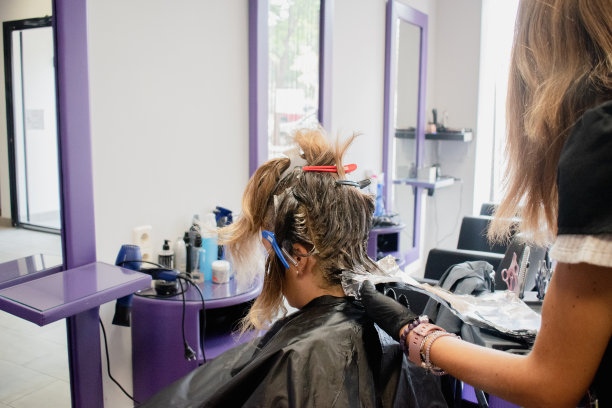 理发师正在给客户染发。副本的空间。图片下载