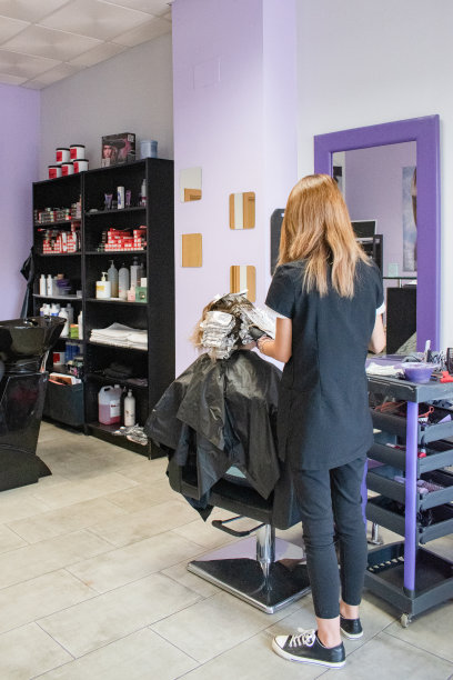 理发师正在给客户染发。副本的空间。图片下载