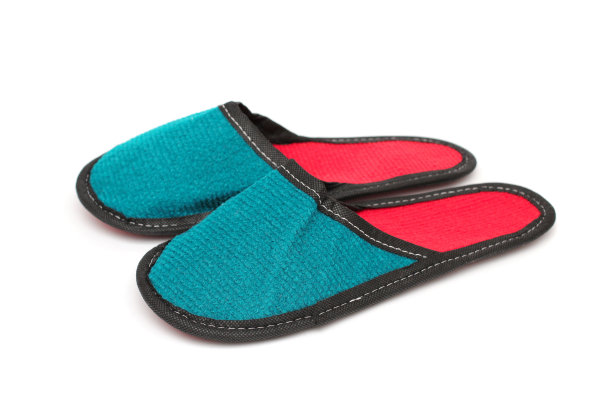 绿色纺织拖鞋与红色鞋垫，住宅拖鞋孤立在白色背景，家居服图片下载