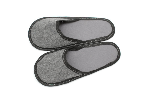 灰色纺织拖鞋与灰色鞋垫，住宅拖鞋孤立在白色背景，家居服，俯视图图片下载