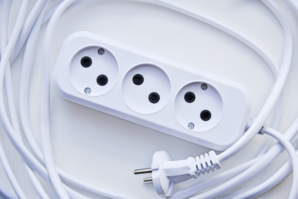 白色电线延长线，任何用途的伟大设计。白色背景。图片下载