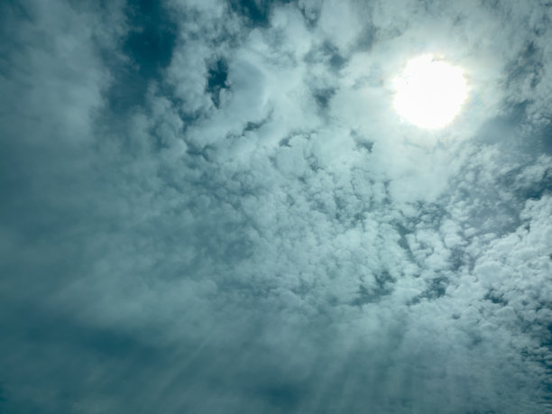 蓝天，有云，有阳光图片下载