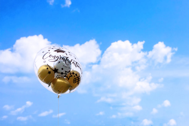 毕业气球被用来祝贺毕业生。图片下载