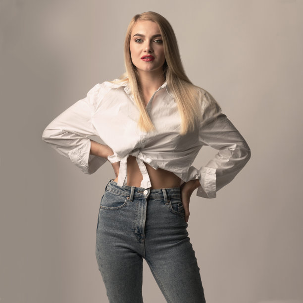 美丽的长发女人与经典的服装工作室肖像图片下载