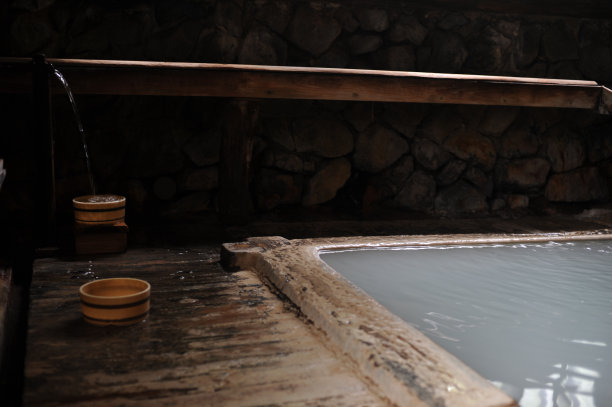 日本北部室内温泉浴池中的水桶图片下载