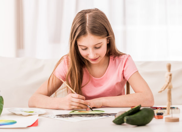 女孩用颜料画人物图片下载