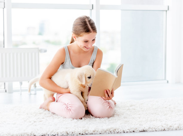 女学生抱着小狗图片下载