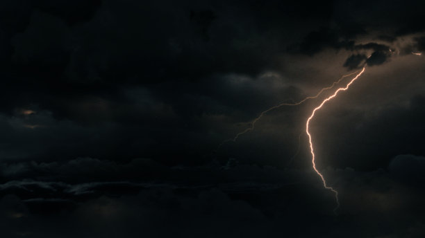 深色热带季风气旋超级单体雷暴云和闪电的空中广角镜头图片下载