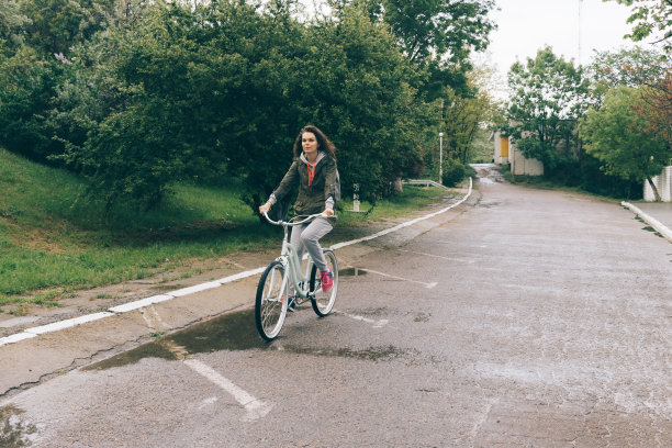 年轻女子骑着舒适的老式自行车图片下载