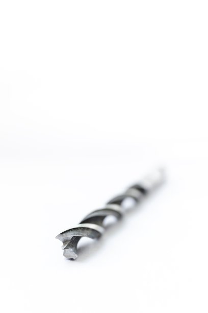 黑白艺术工作室肖像螺旋高速钢木钻头在白色背景。这种金属工具用于在木头上钻孔，用于修理或建筑或建筑工作。图片下载