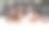 顽皮可爱的女孩和弟弟躺在地毯上，一起画画。兄弟姐妹在家参与创意活动。高质量的摄影图片下载