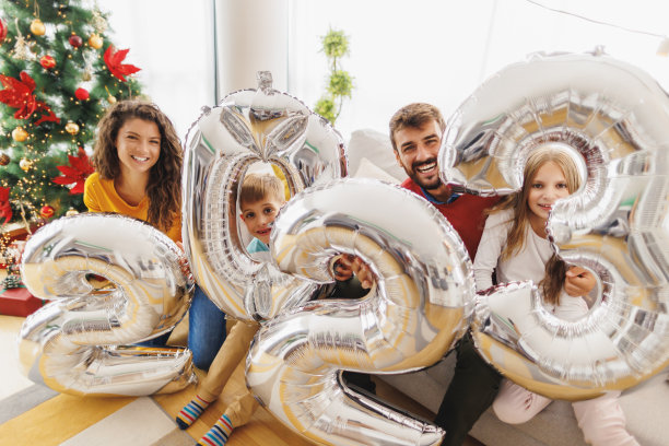 一家人举着数字2023的巨型气球，代表着即将到来的新年图片下载