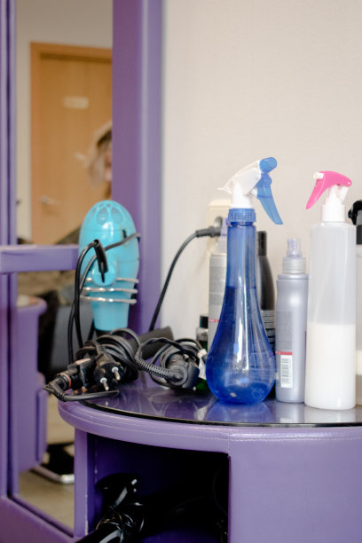美容院里的吹风机、护发产品和发胶。图片下载