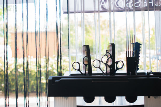 剪刀和梳子在理发师的手推车上。副本的空间。图片下载