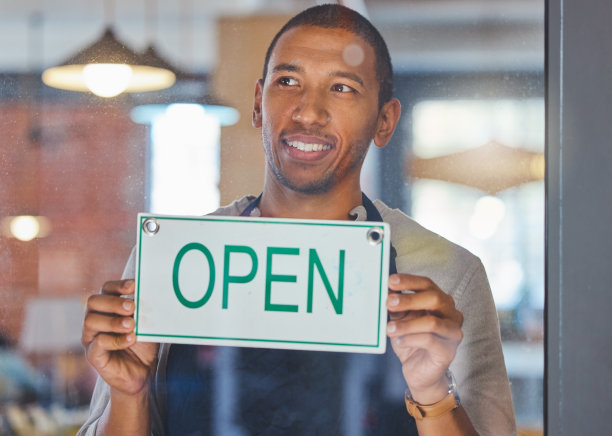 咖啡厅，欢迎开业的商人与咖啡店经理或餐厅小生意的员工。在新开张的面包店或零售店工作或管理服务员，为顾客更换签到窗口图片下载