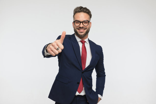 优雅的商人，手拿眼镜放在口袋里图片下载