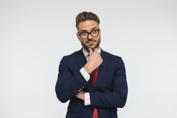 体贴的商人摸着下巴，思考着解决问题的方法图片下载