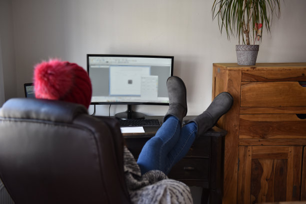 年轻女子冬天在家工作图片下载