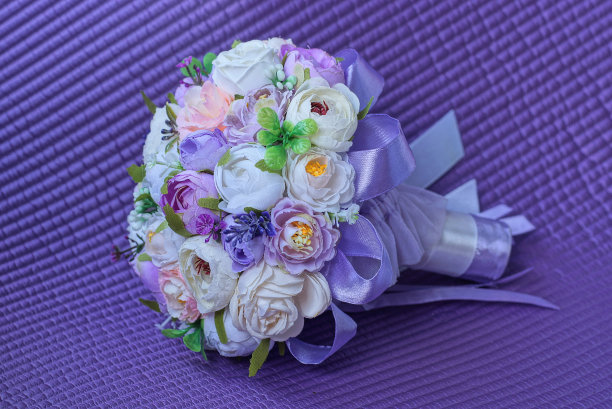 一束彩色人造花的婚礼装饰花束图片下载