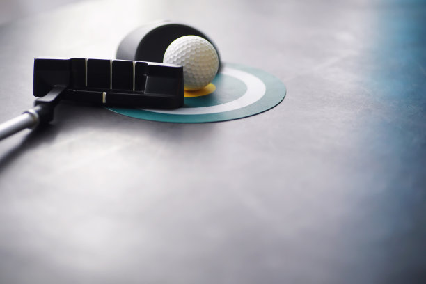 运动和健康的生活方式。迷你高尔夫。桌上放着白色的高尔夫球和迷你高尔夫球。运动背景与高尔夫概念。图片下载