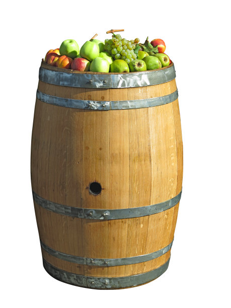 古老的木制复古桶与水果在顶部孤立的白色背景图片下载