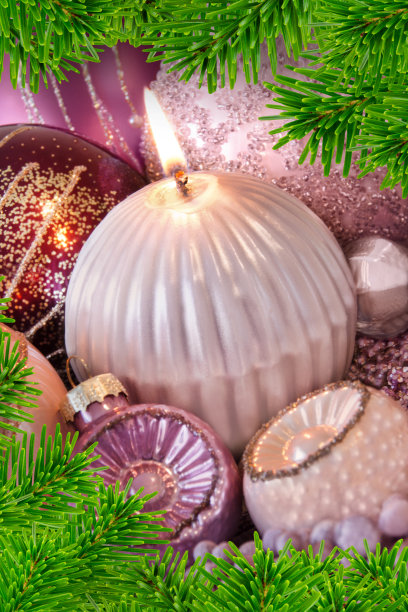 用球、蜡烛和杉树树枝做圣诞装饰图片下载