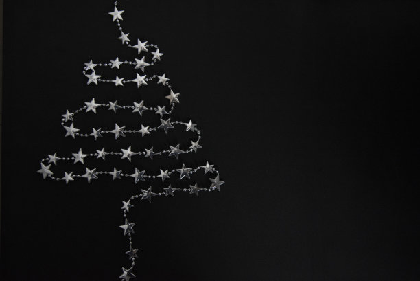 İmitation的圣诞树，新年的花环由星星在黑色的背景图片下载