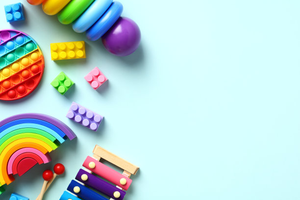 一套丰富多彩的教育玩具，训练宝宝的大脑认知能力。平铺，俯视图。图片下载