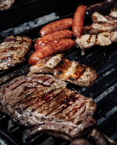 高级餐厅里的优质烤牛肉图片下载