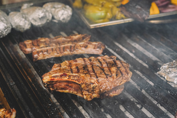 高级餐厅里的优质烤牛肉图片下载