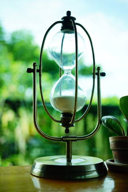 沙漏在桌子上图片下载