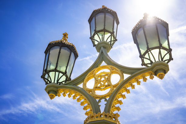 英国伦敦大本钟旁的威斯敏斯特桥金色路灯图片下载
