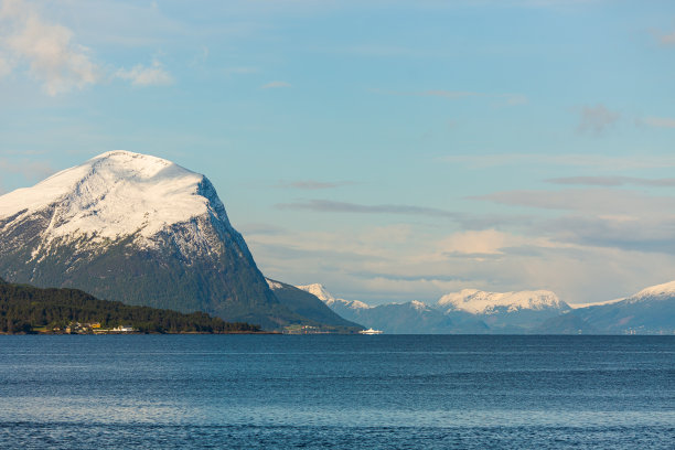 风景如画的峡湾。挪威旅游目的地。美丽的北自然。斯堪的那维亚。在山探险。挪威海。雪在山上。冰川图片下载
