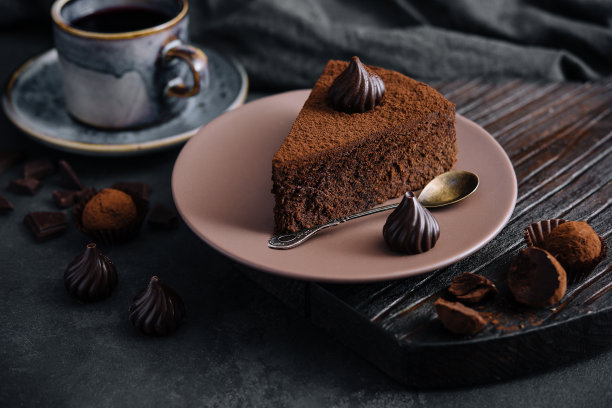 一块松露巧克力蛋糕和一杯茶图片下载