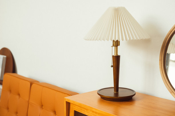 白色经典灯在舒适的卧室在卧室内部图片下载