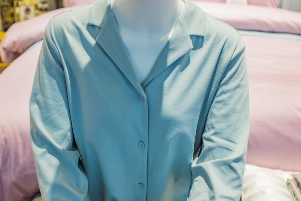 穿着人体模型的绿色睡衣图片下载