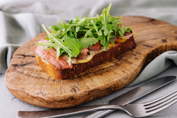 培根鸡蛋三明治配波萝伏洛干酪和芝麻菜图片下载