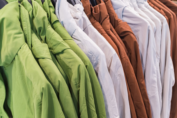 很多不同颜色的风衣图片下载