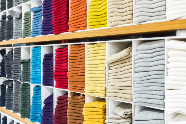 商店货架上堆放着五颜六色的袜子图片下载