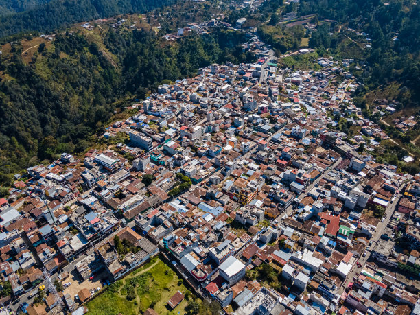 美丽的鸟瞰图，惊人的Chichicastenango教堂和市场，在危地马拉图片下载