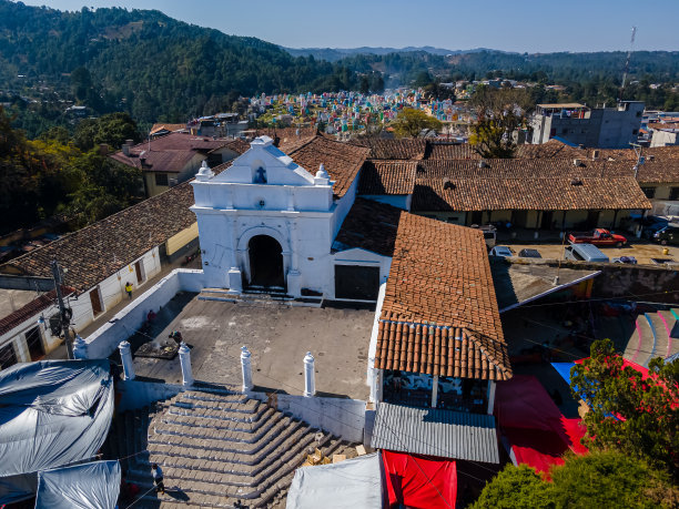 美丽的鸟瞰图，惊人的Chichicastenango教堂和市场，在危地马拉图片下载