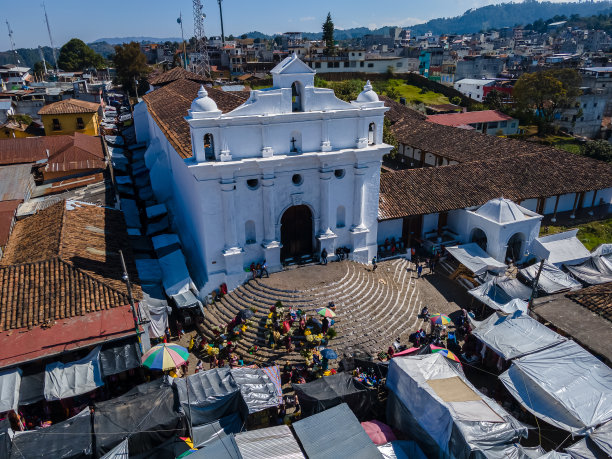 美丽的鸟瞰图，惊人的Chichicastenango教堂和市场，在危地马拉图片下载