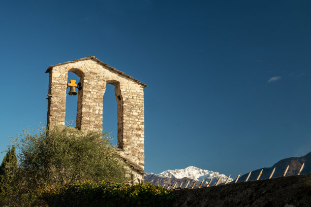 圣诞周，阳光明媚的科摩湖上的老教堂钟楼图片下载